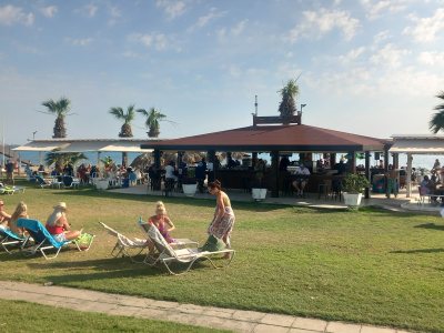 Atlantida Beach Bar & Tavern