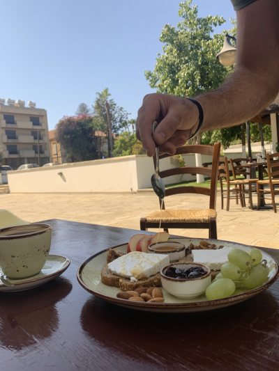 Kafeneio To Tahidromeio